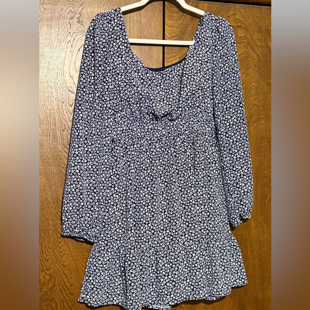 Navy & white l/s women’s dress. Perfect for any occasion.